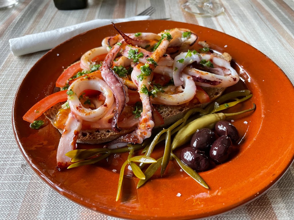 Bar Des Poble — Comida y bebida