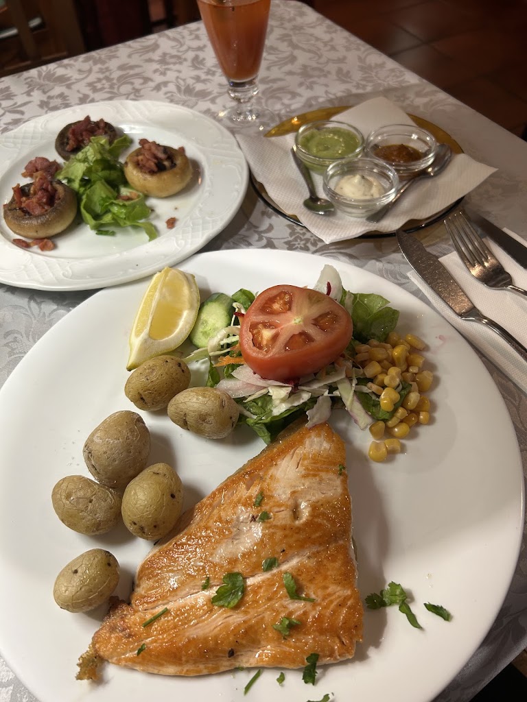 The Plough Spanish restaurante — Comida y bebida