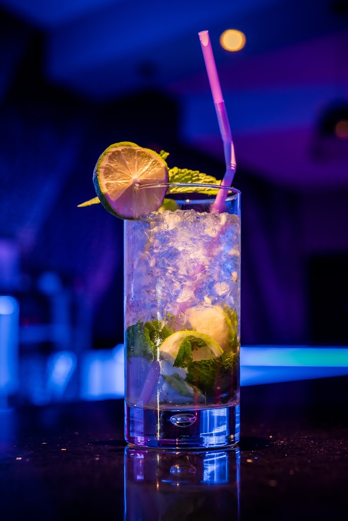 Lux Lounge Bar — Comida y bebida