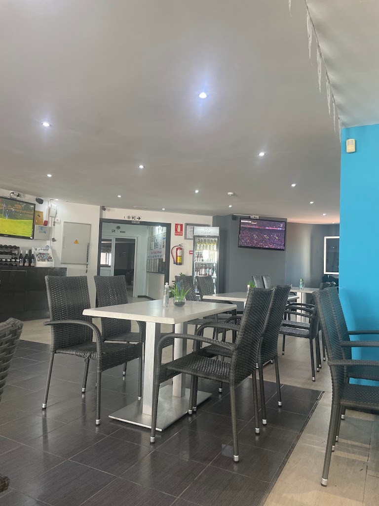 Las Rosa's - George's Bar & Restaurant — Ambiente