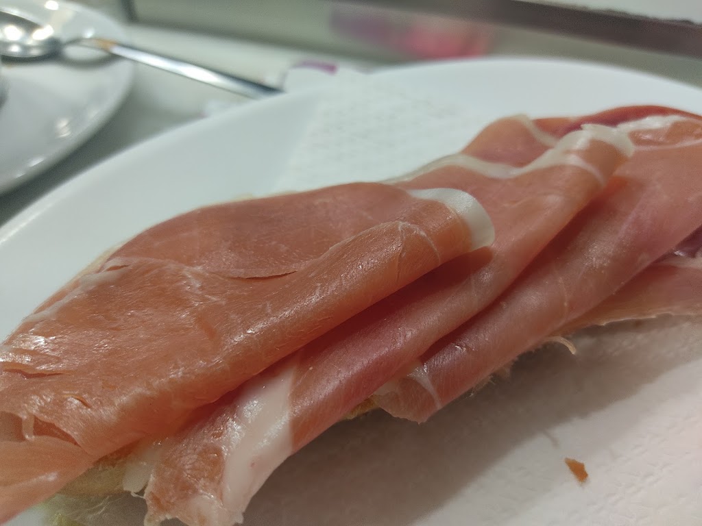 Cafes Valiente Cafeteria — Comida y bebida