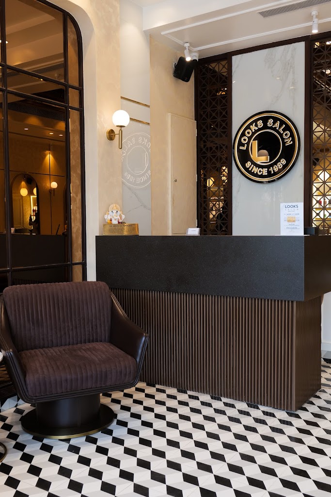 Looks Salon World Street