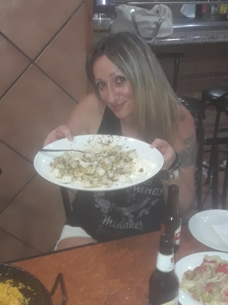 Bar + KE CANAS — Comida y bebida