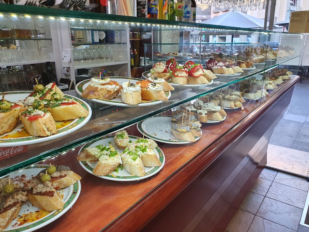 El Montadito Del Centre — Comida y bebida