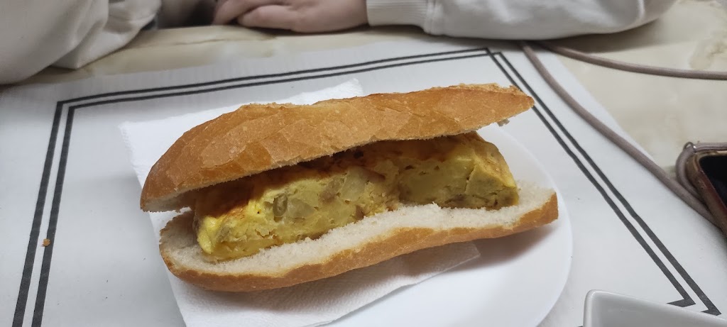 Bar El Clarin — Comida y bebida