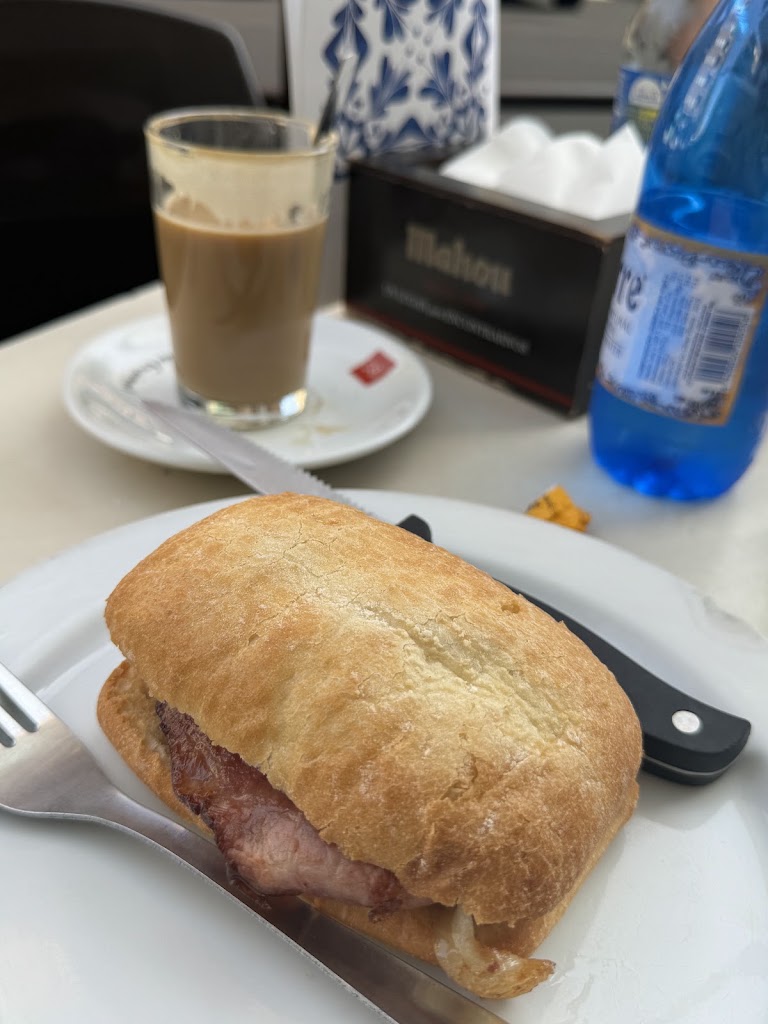 La Alcaparra — Comida y bebida