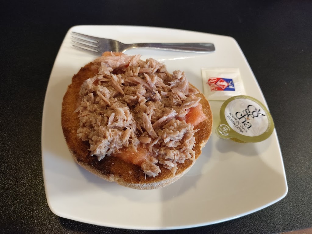 Cafeteria Cerveceria Almirante Nelson — Comida y bebida