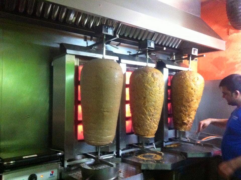 Almoraima Kebab — Comida y bebida
