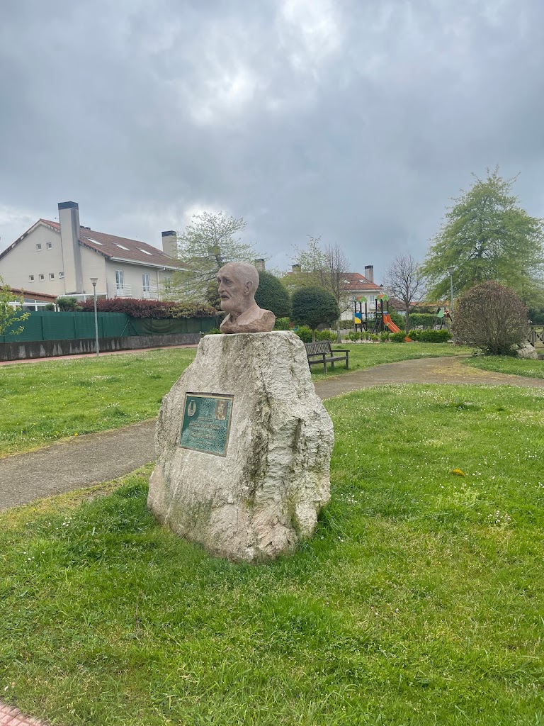 Monumento a Jose Luis Sampedro