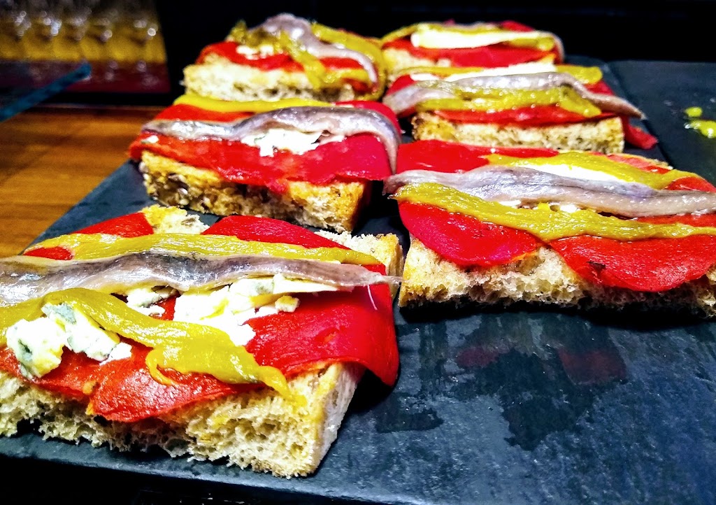 KD. Komo Desees — Comida y bebida