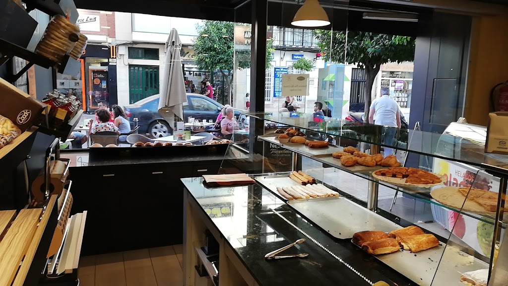 Cassani Panaderia Pasteleria Puente Genil — Vitrina