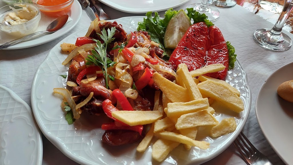 Bodegon Vargas — Comida y bebida