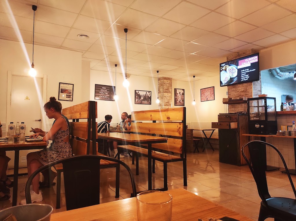 La Calle Burger Fuengirola — Ambiente