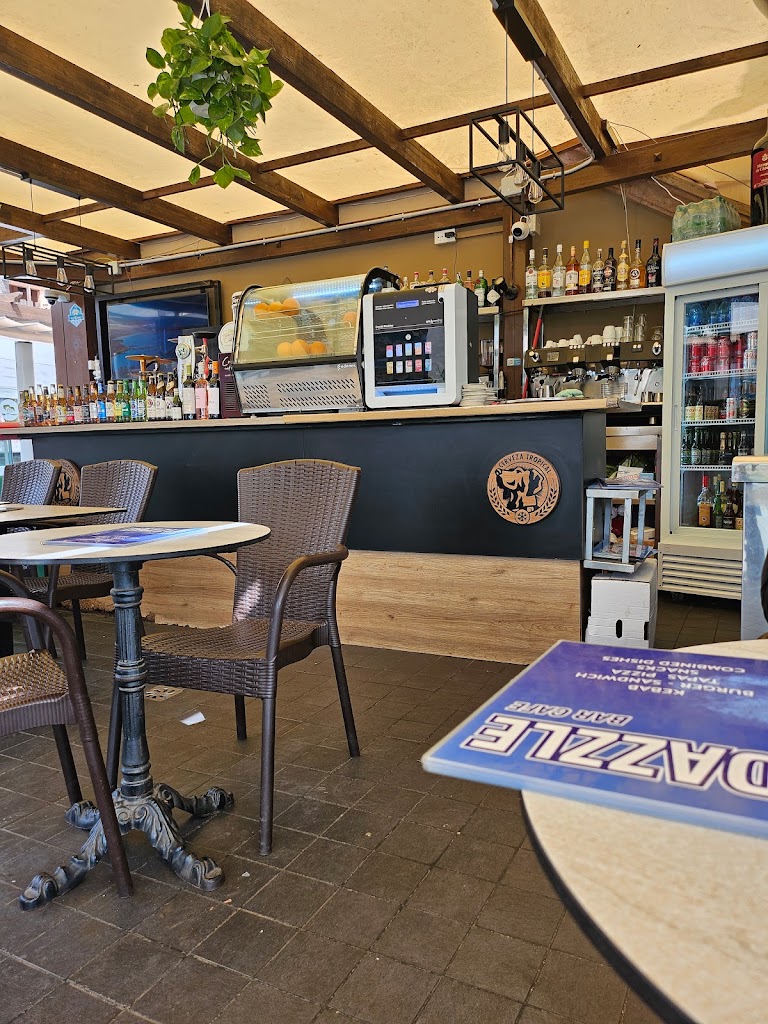 Dazzle Cafe & Bar — Ambiente
