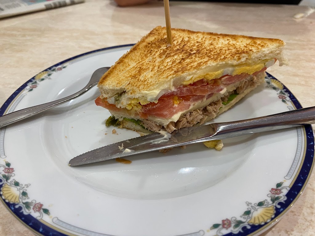 La Avenida — Comida y bebida