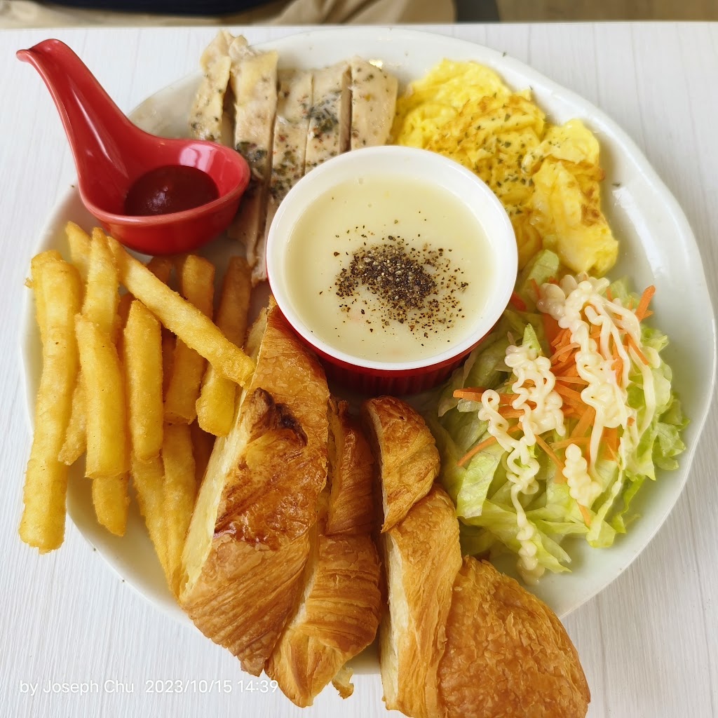 來福咖啡 Life Cafe/高架橋下網球場對面的停車場內中間白色貨櫃屋 的照片