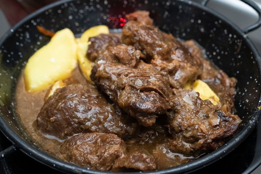 Vermuteria La Isa — Comida y bebida