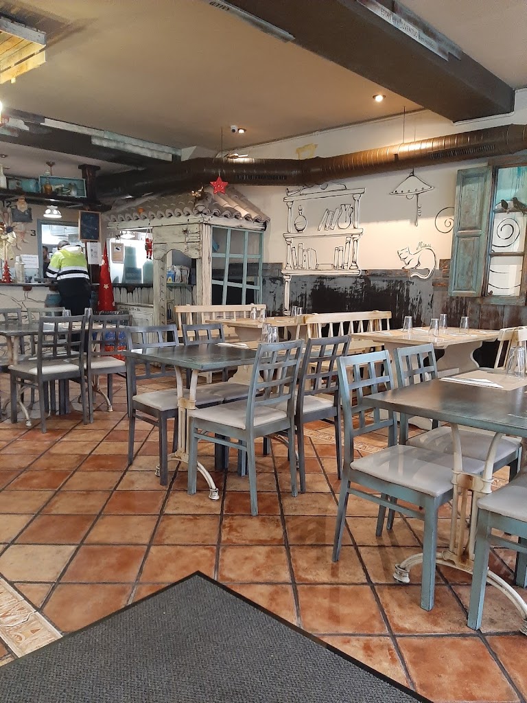 Pizzeria Juventud Naron — Ambiente