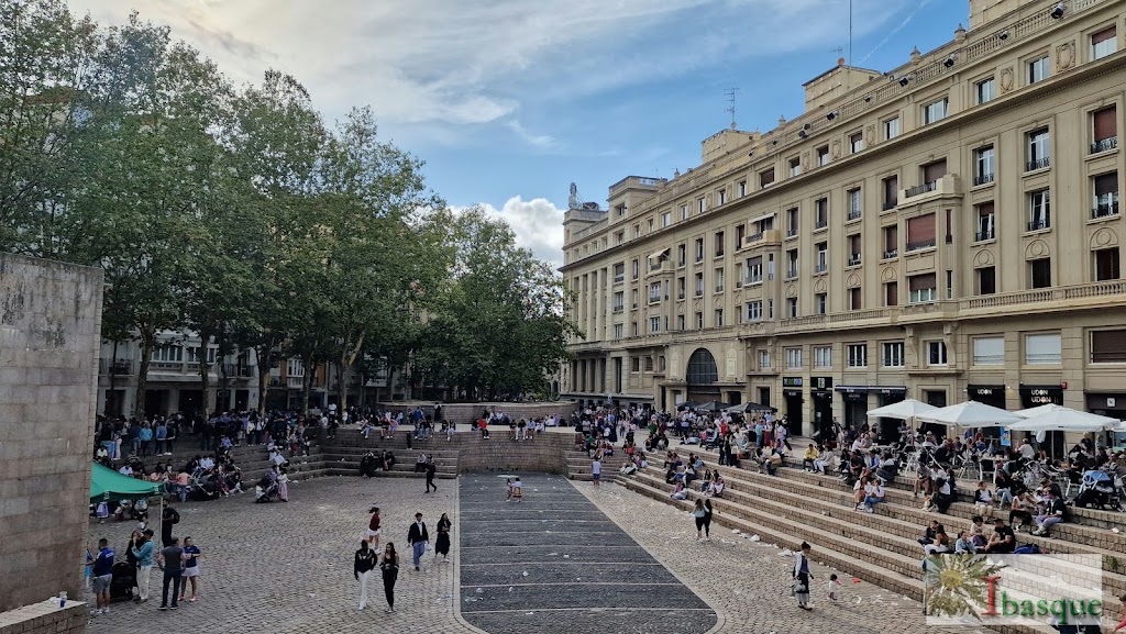 Monumento a los Fueros (1980) - Obra de Eduardo Chillida