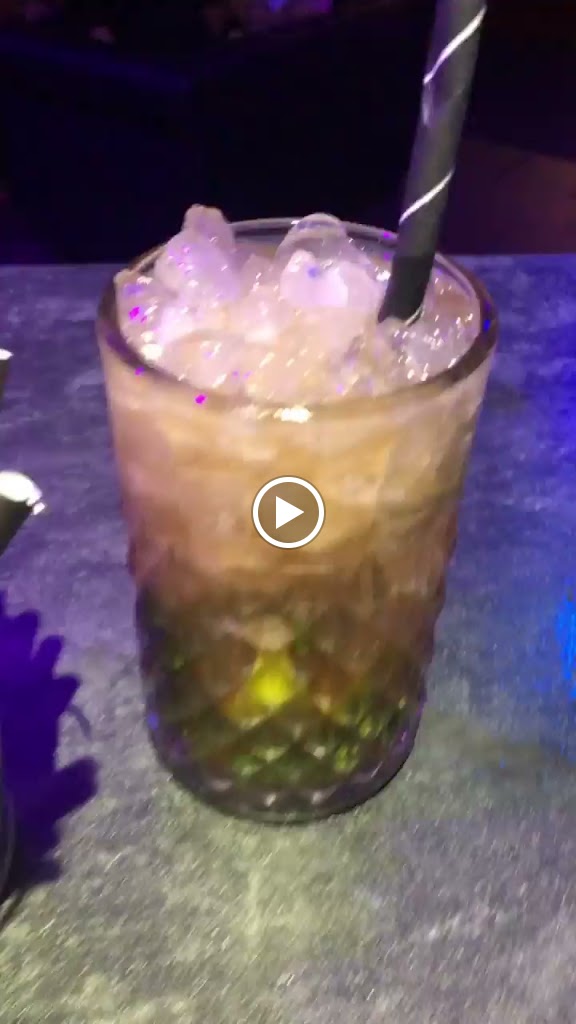 El Local Bar de Copas — Comida y bebida