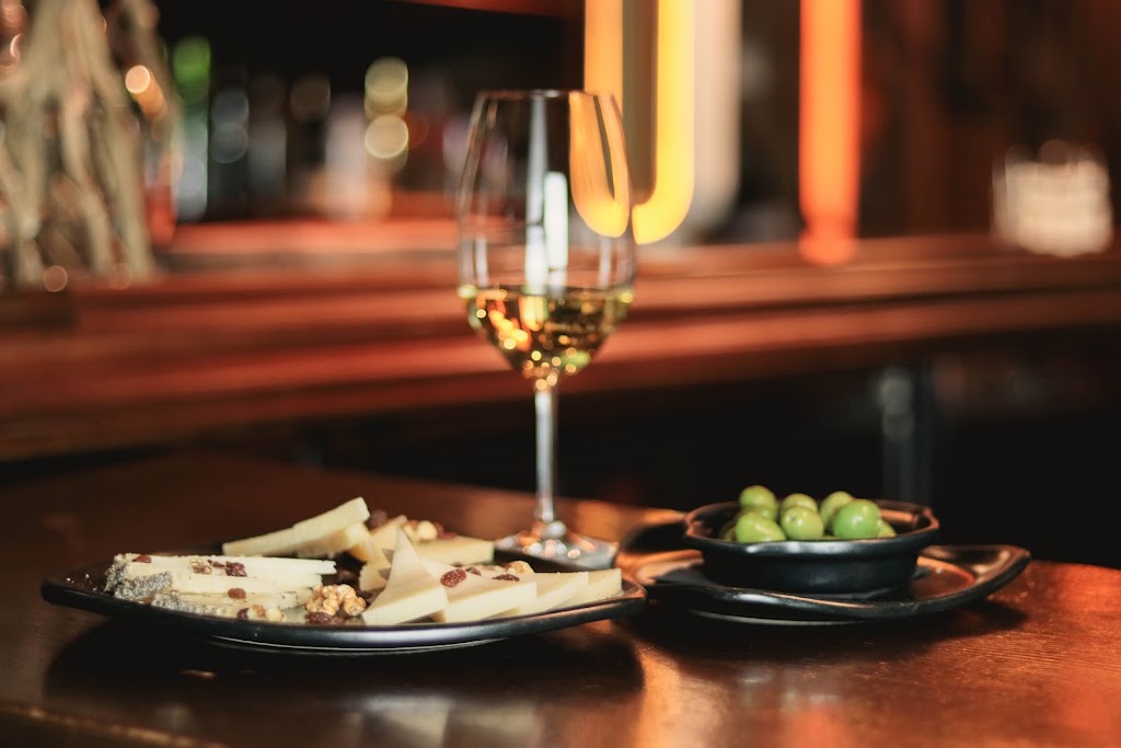 Meson Bodega DOMA — Comida y bebida