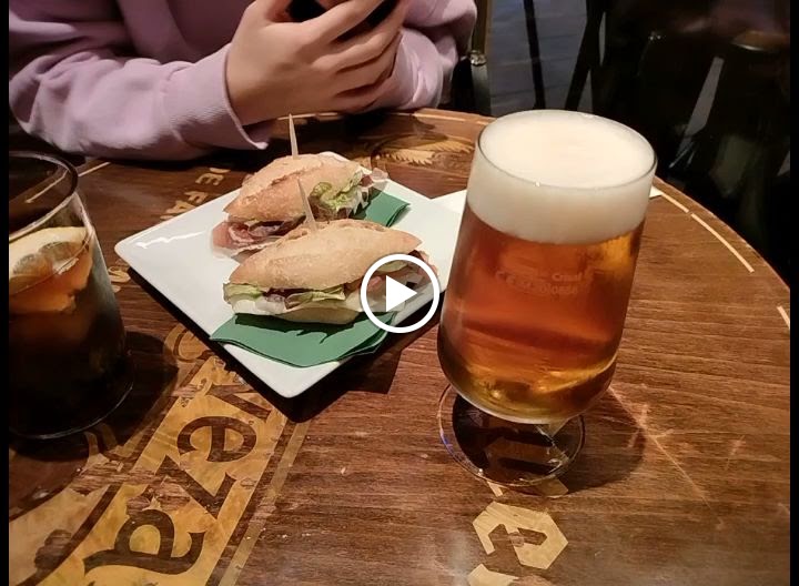 Cafe Dublin — Comida y bebida