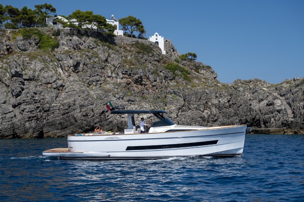 Island Yachts Broker & Charter Menorca — Lago