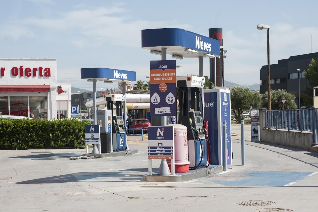 Gasolinera Nieves Martorell — Exterior