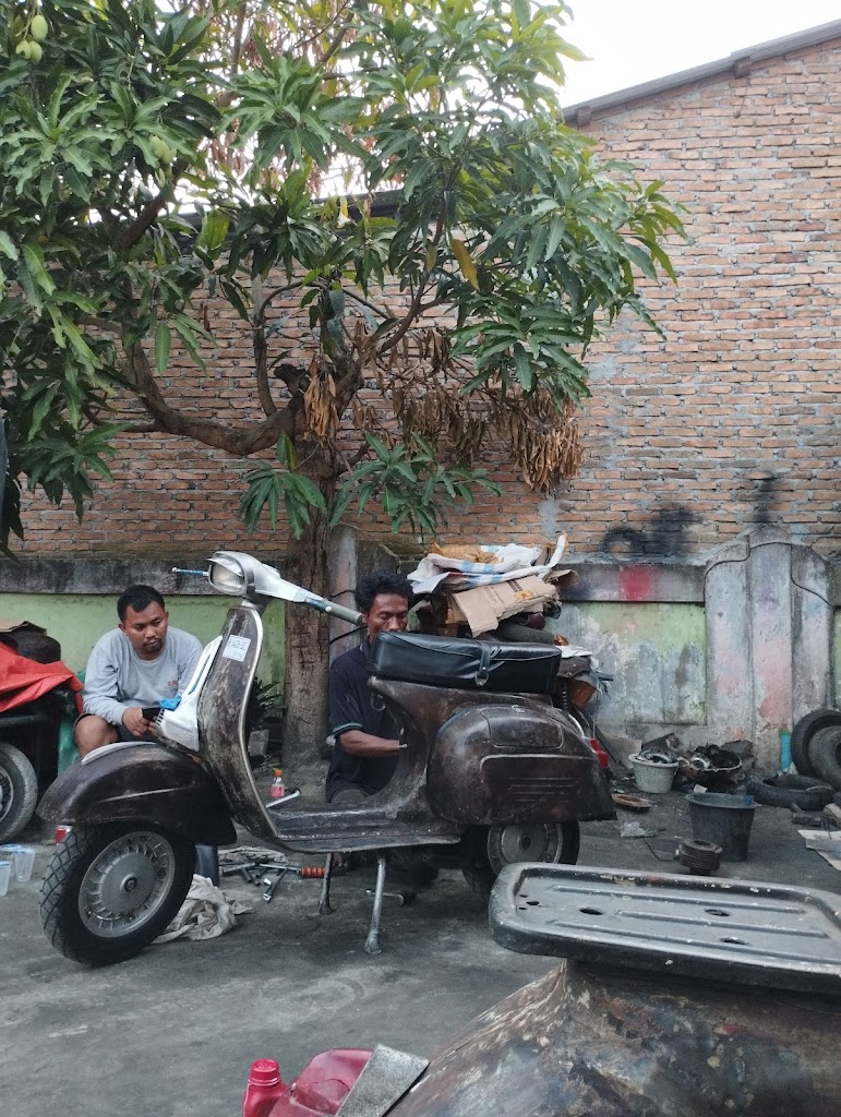 Bengkel Vespa Pak Le Eko Perbaungan