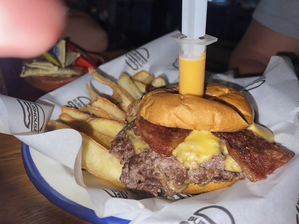 Hamburgueseria BURHOUSE — Comida y bebida