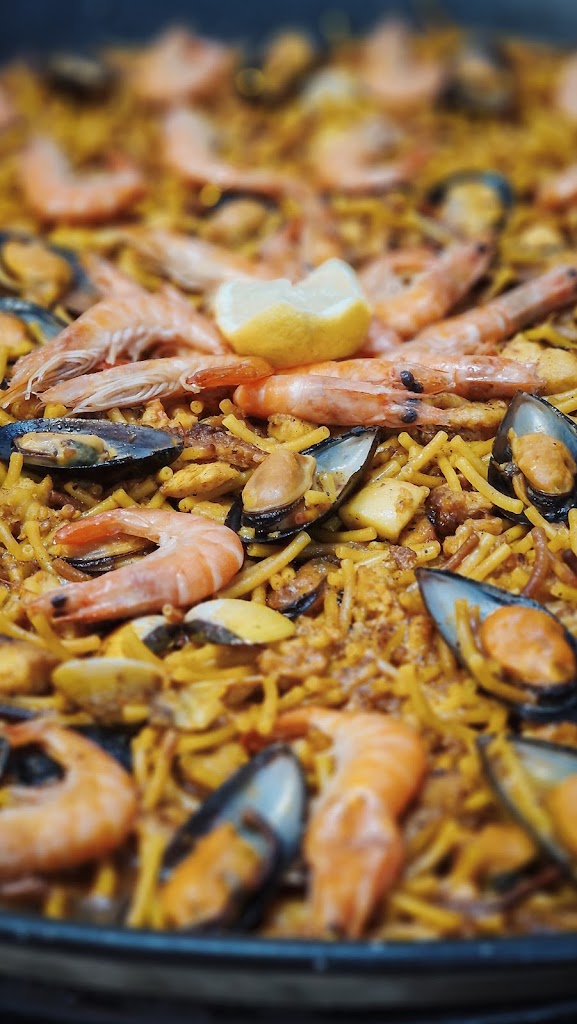 Bar TAPERIA ROBERTUS — Comida y bebida