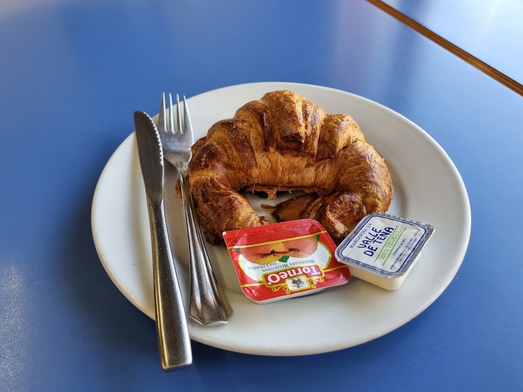 Cafeterias Polideportivo Jose Caballero — Comida y bebida