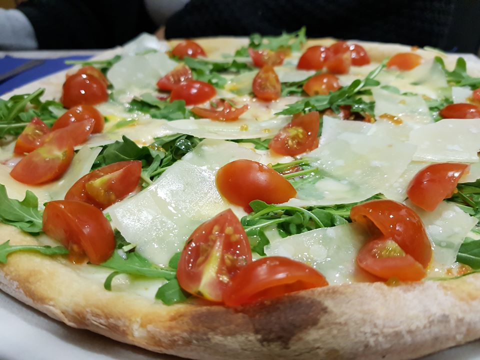 La Pizza e Bella — Comida y bebida