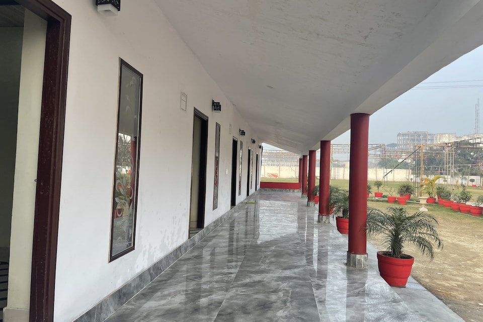 Oyo The Leela Lawn Hotel
