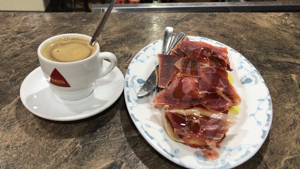 Cafe Bar K-Luis — Comida y bebida
