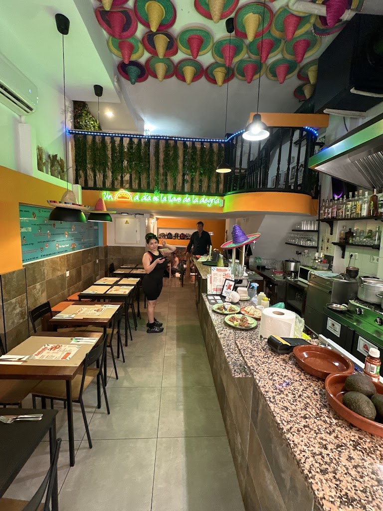 Los 3 Carnalitos Restaurante Mexicano — Ambiente