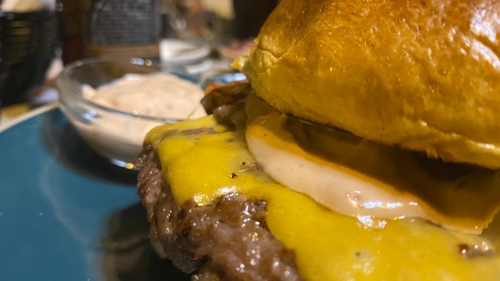 Cerveceria PINTAMONA Tapas & Burgers — Comida y bebida
