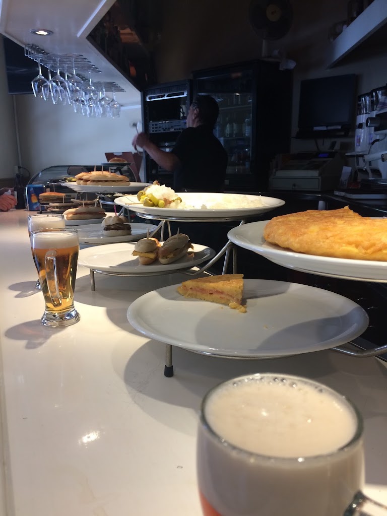 Cafe Bar Abando — Comida y bebida