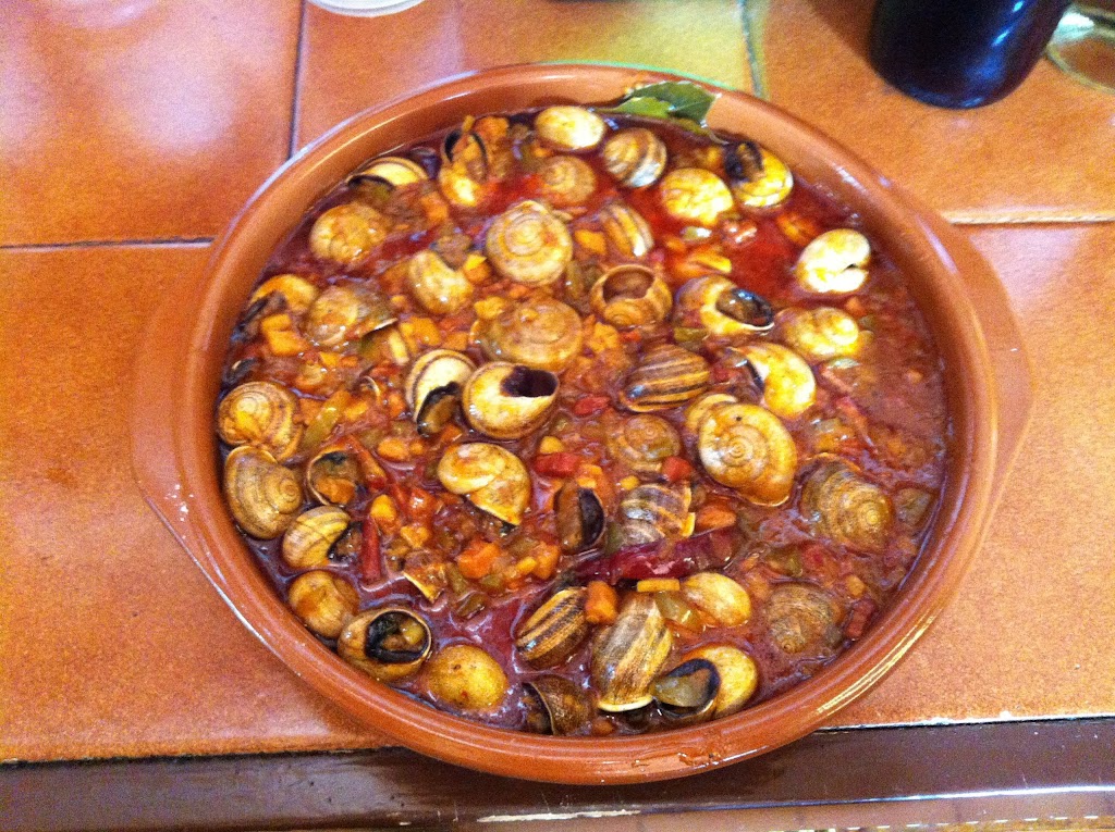Bar AA.VV. Birigoyo de Triana — Comida y bebida