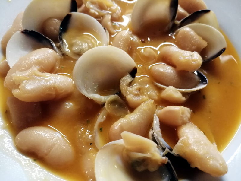 Tasca Restaurante Sidreria Asturias — Fabes con almejas