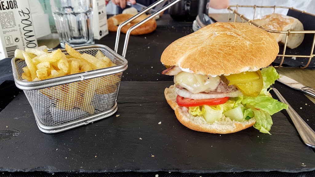 En las Nubes Restobar — Comida y bebida