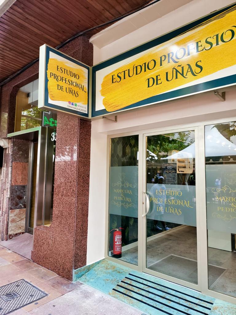 Estudio Profesional de Unas — Exterior