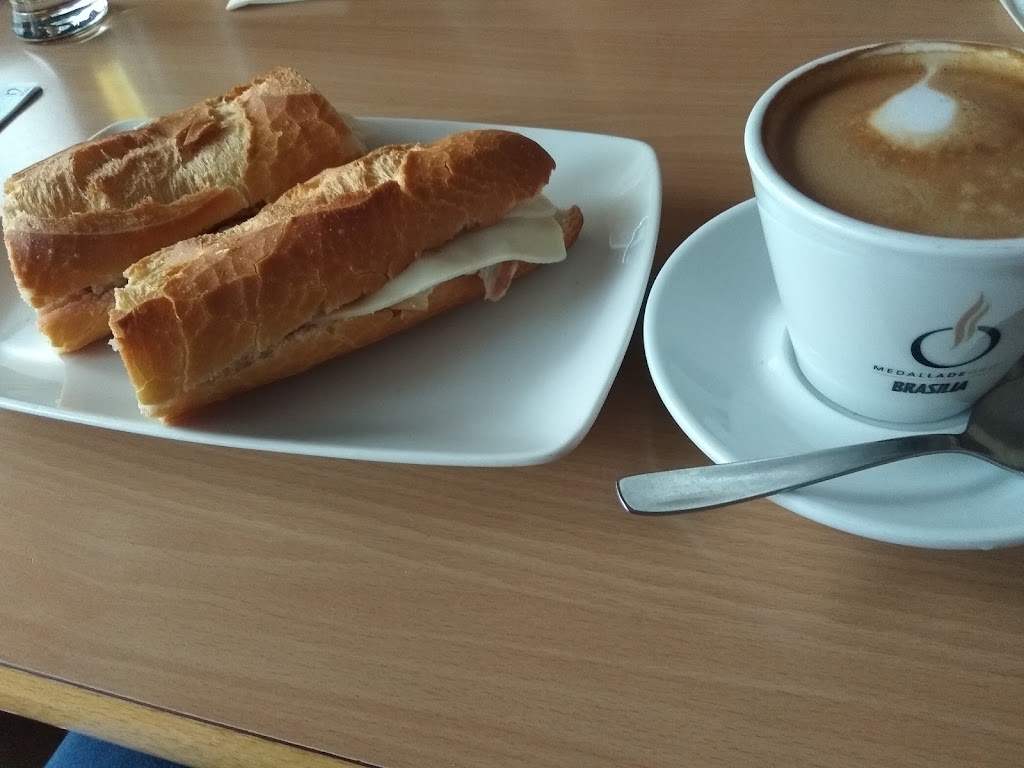 Cerveceria La Cebada — Comida y bebida