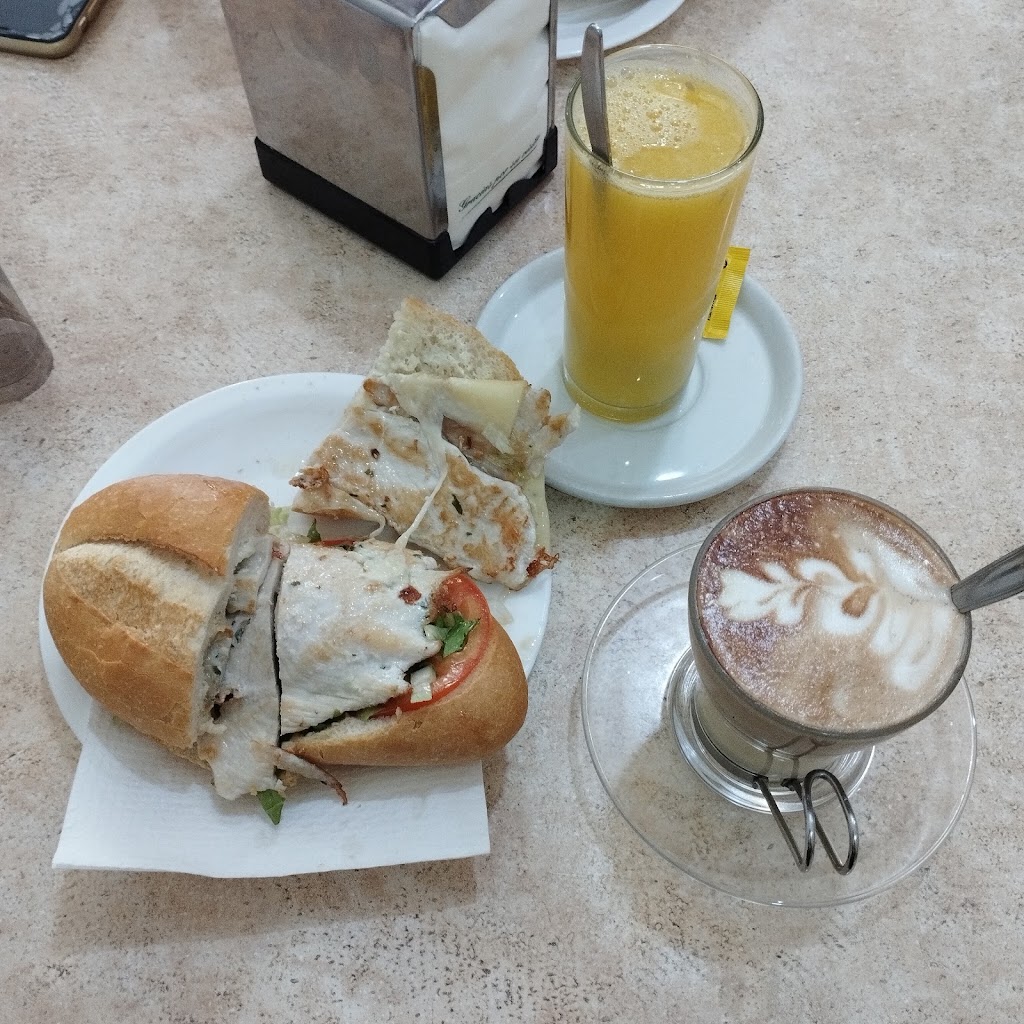 Cafeteria Del 15 — Comida y bebida
