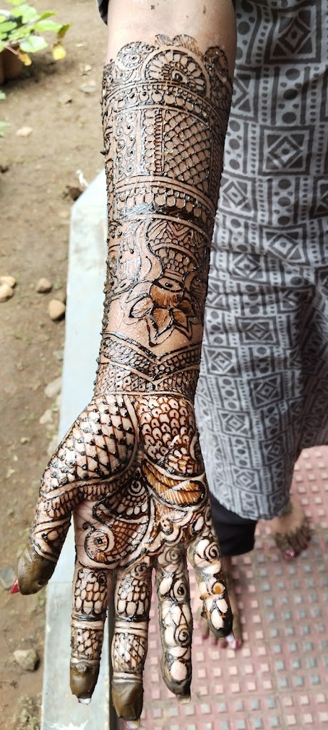 Gold Beautiful Beauty Parlour