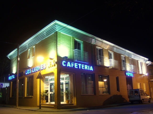 Hotel Los Leones, El mas cercano al Parque Warner. — Todas