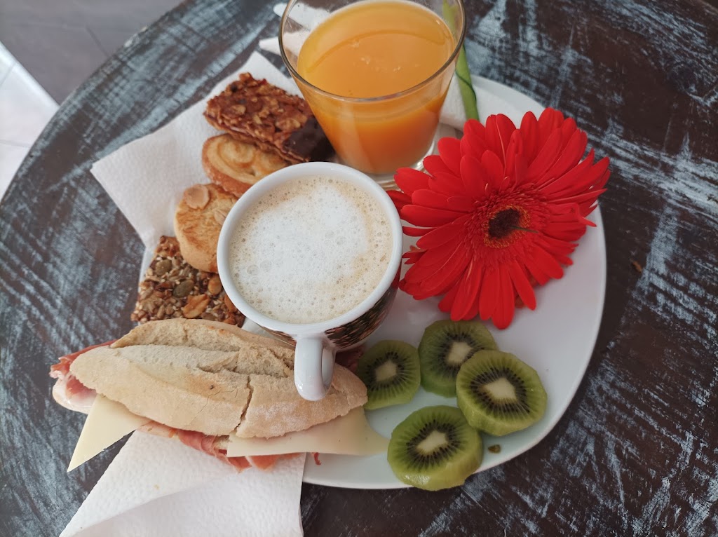 El Cafe de La Esquina — Comida y bebida