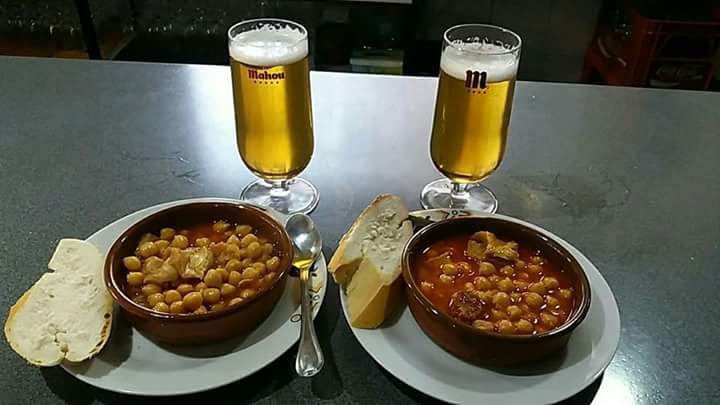 Bar 1 de Enero — Comida y bebida