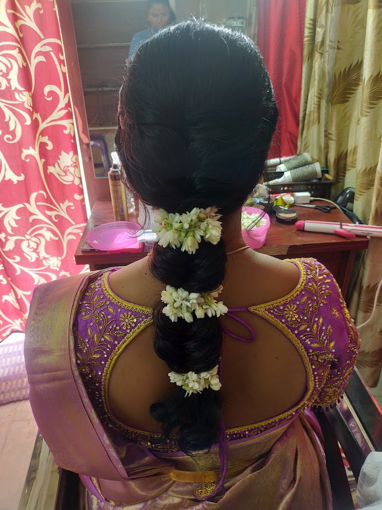 Manu Beauty Salon Only For Women S