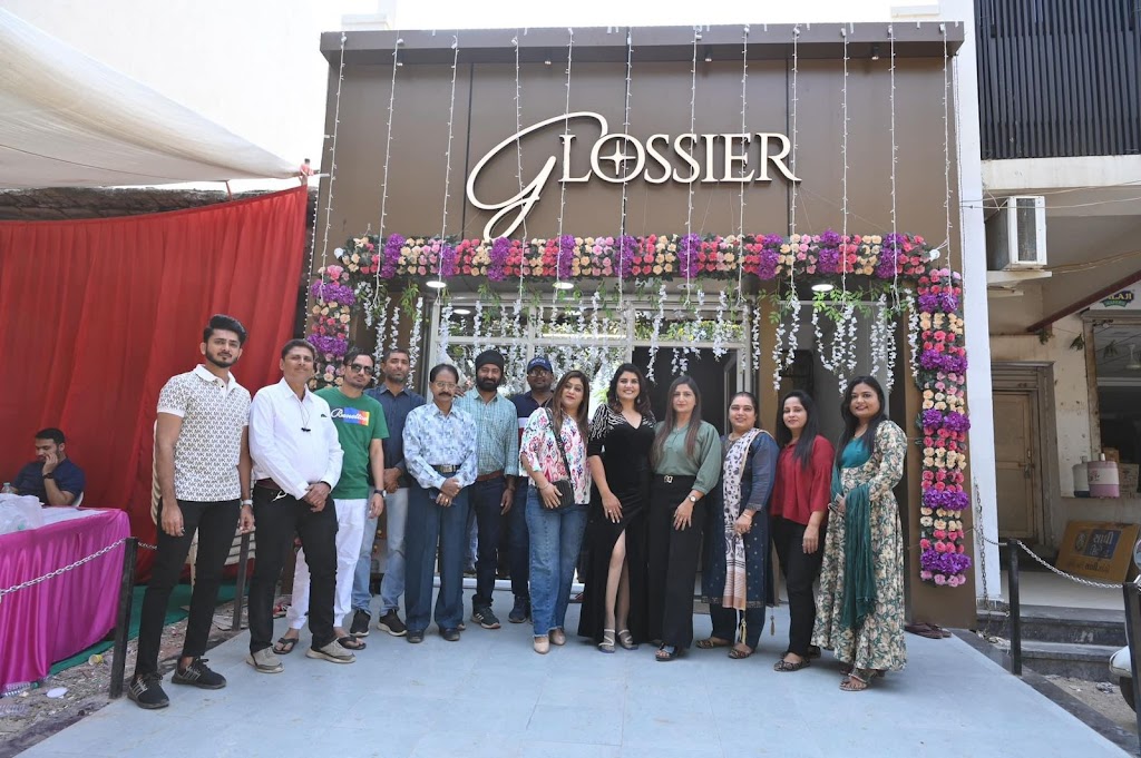 Glossier Salon Adipur